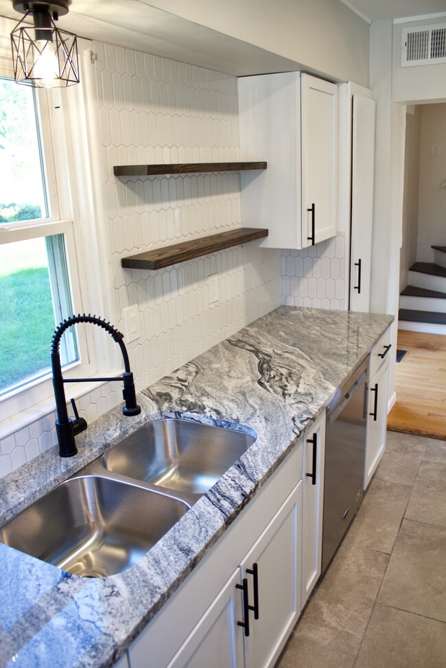 Beautiful granite counters - 430 S Webik Ave