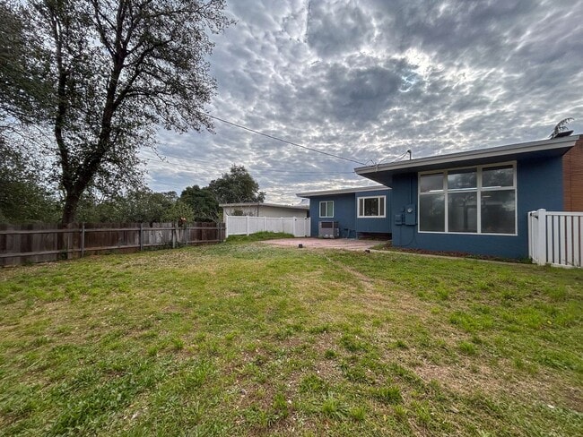 Building Photo - Spacious, Refreshed 2 Bed 1 Bathroom House In Redding!