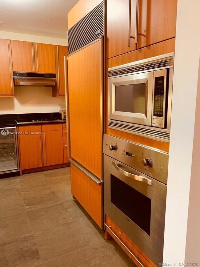 Building Photo - 1425 Brickell Ave