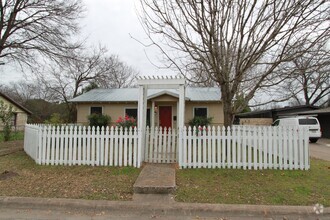 Building Photo - Quaint 3 Bedroom, 1 Bath Home in Brentwood...