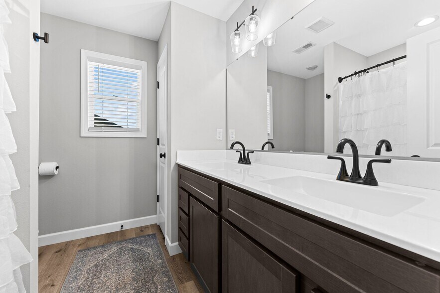 Building Photo - 748 Seagate Dr
