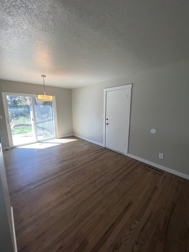 Building Photo - 3 Bed 2 Bath Home in Boise!