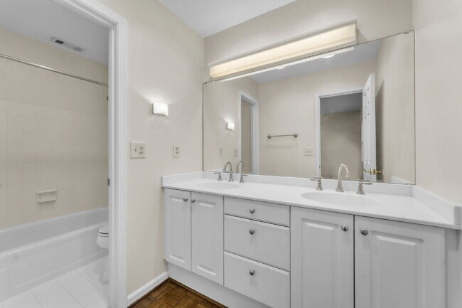 Building Photo - Beautiful 2-Bed, 2-Bath Condo with Elegant...
