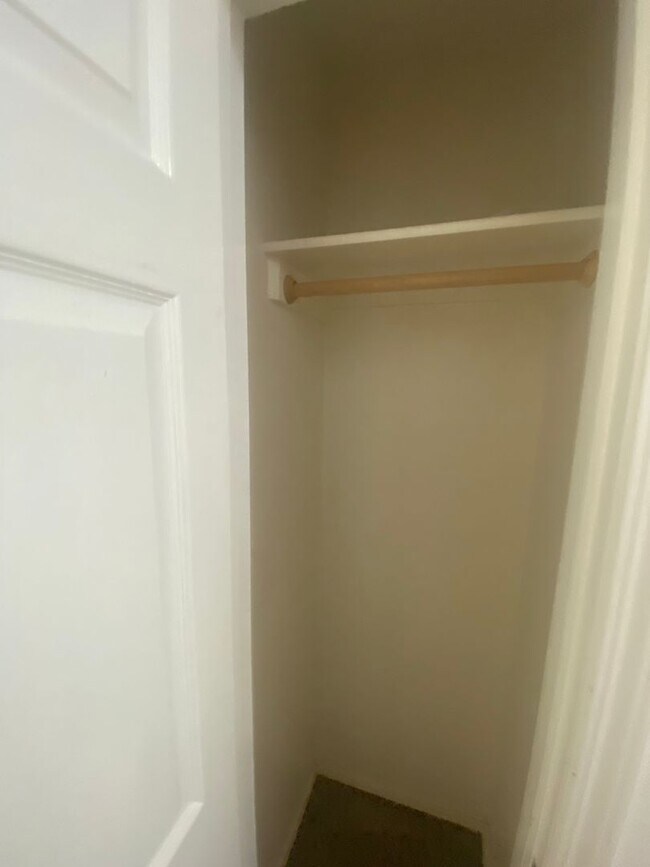 Building Photo - 3 Bed, 2 Bath,  Single Story, CUL-D-SAC Ho...