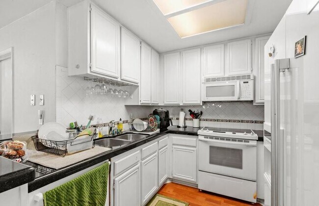 Building Photo - 850 State St