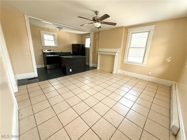 Building Photo - 153 N Sycamore St