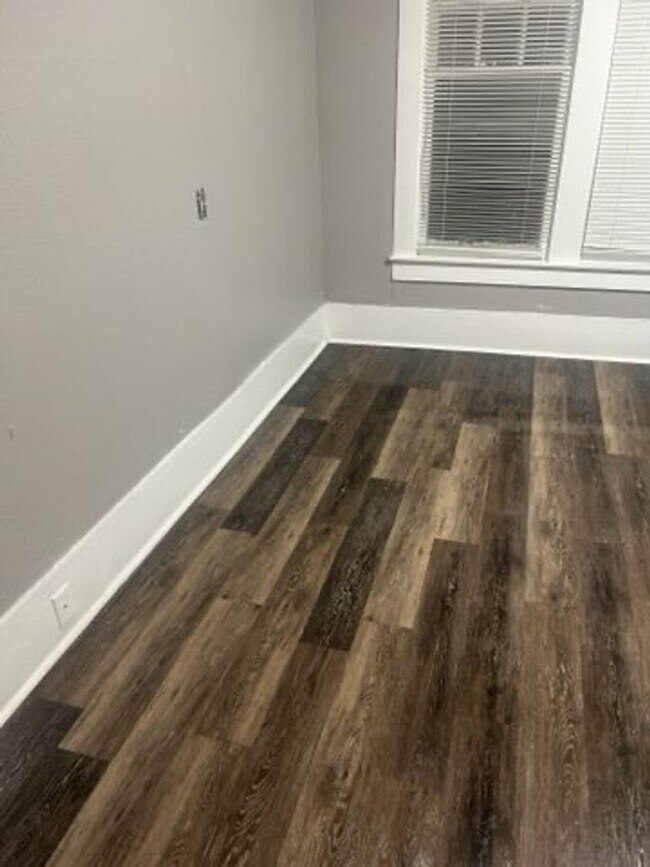 Building Photo - 350 W Waco Ave