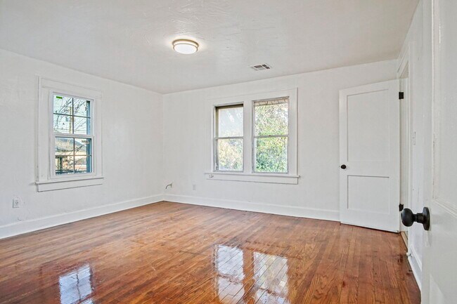 Building Photo - 1524 NE 8th St