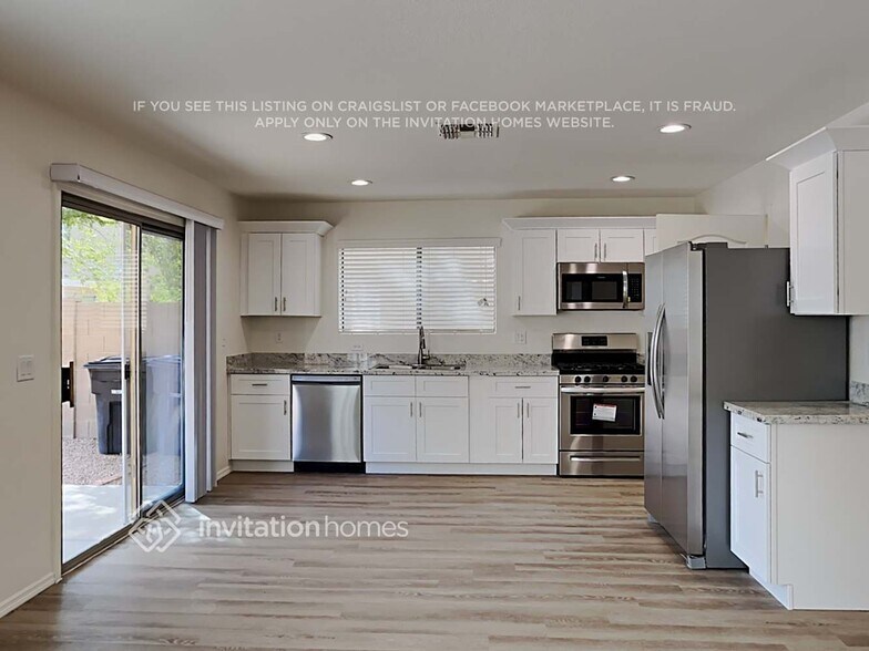 Building Photo - 651 E Banelli Pl