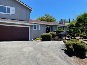 Building Photo - -Spacious 4 Bed 2.5 Bath, House, with Hew Hardwood Floors throughout -