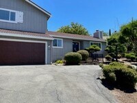 Building Photo - -Spacious 4 Bed 2.5 Bath, House, with Hew Hardwood Floors throughout -