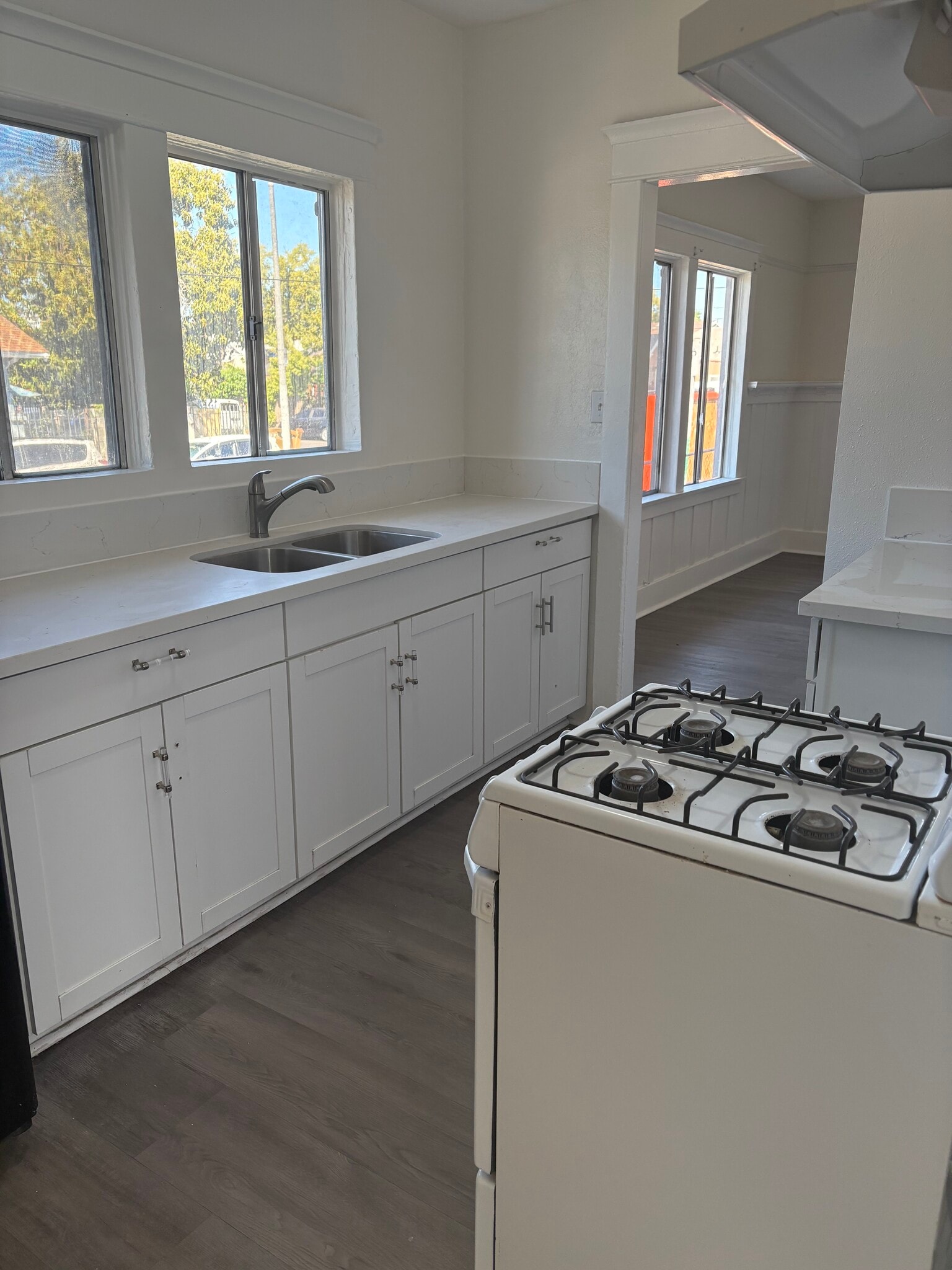 Building Photo - 402 E 43rd Pl