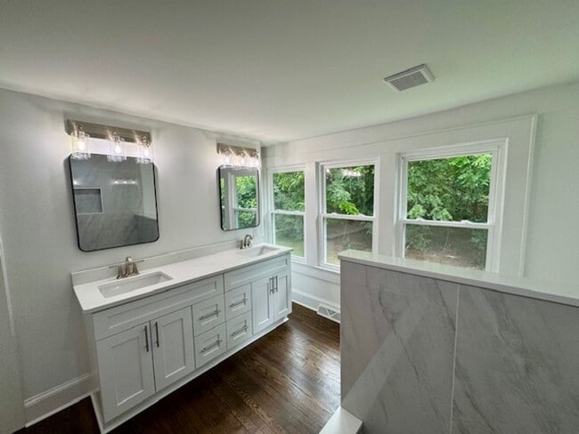 Building Photo - Renovated 3 Bedroom/2 Bath Home