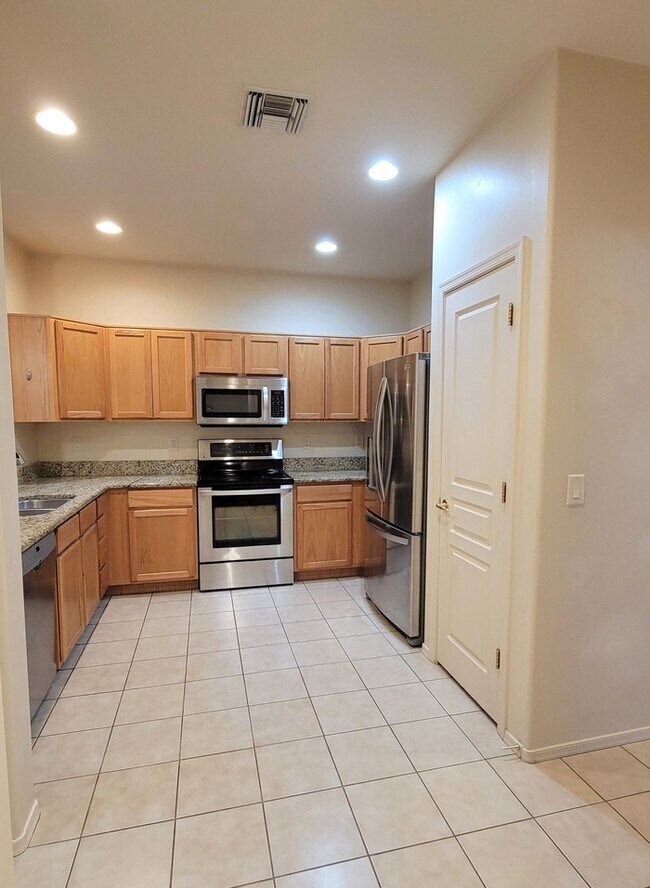 Building Photo - Pet friendly Civano home