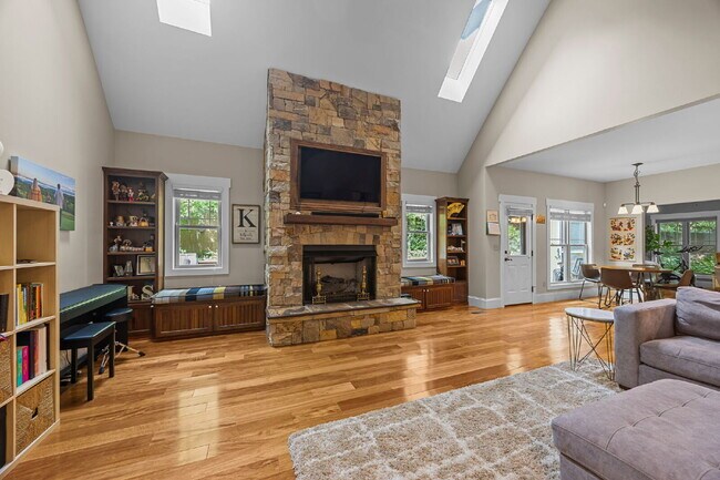 Building Photo - Spacious 3-Bedroom Home with Bonus Room & ...