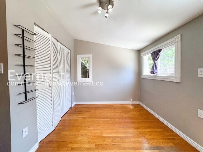 Building Photo - 2-Bed/1-Bath Home/Available Now!