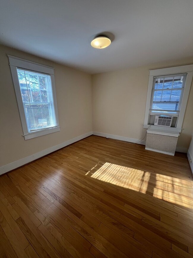 Building Photo - 113 E Spring St