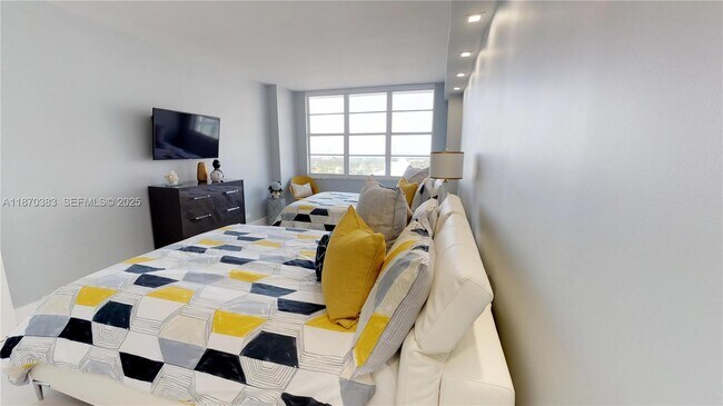 Building Photo - 5601 Collins Ave