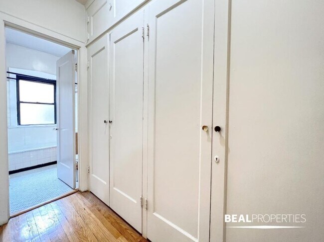 Building Photo - 1 bedroom in EVANSTON IL 60202