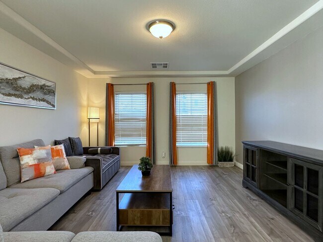 Building Photo - 4Bdrm/2.5bath Single Family Home - Fully Furnished