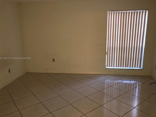 Building Photo - 10748 N Kendall Dr