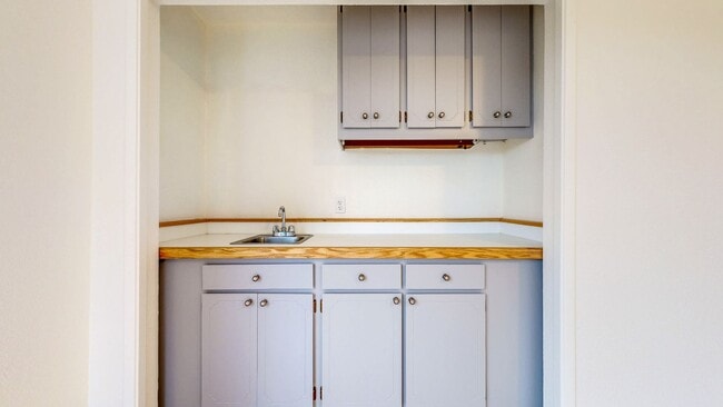 Building Photo - Bright and Beautiful 4 bedroom 2.5 Bath with large enclosed back yard and close proximity to Mari...