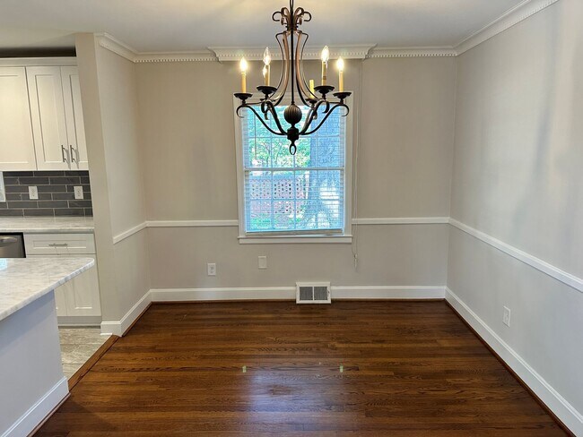 Building Photo - Myers Park 3 Bedrooms 2 Bathroom Duplex!