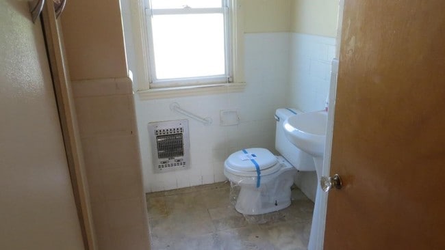 Building Photo - 2105 Lakeview Ave