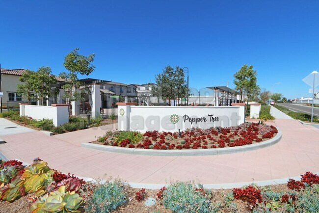 Building Photo - ***Charming 3 bed / 2.5 bath Townhome in O...