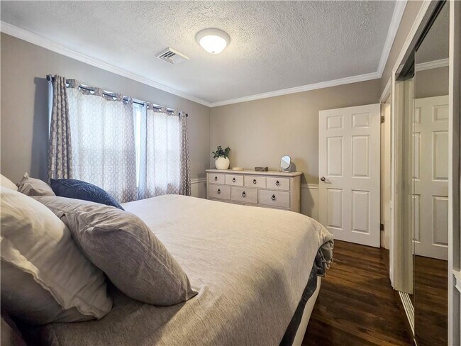 Building Photo - 10 Brayton Ave