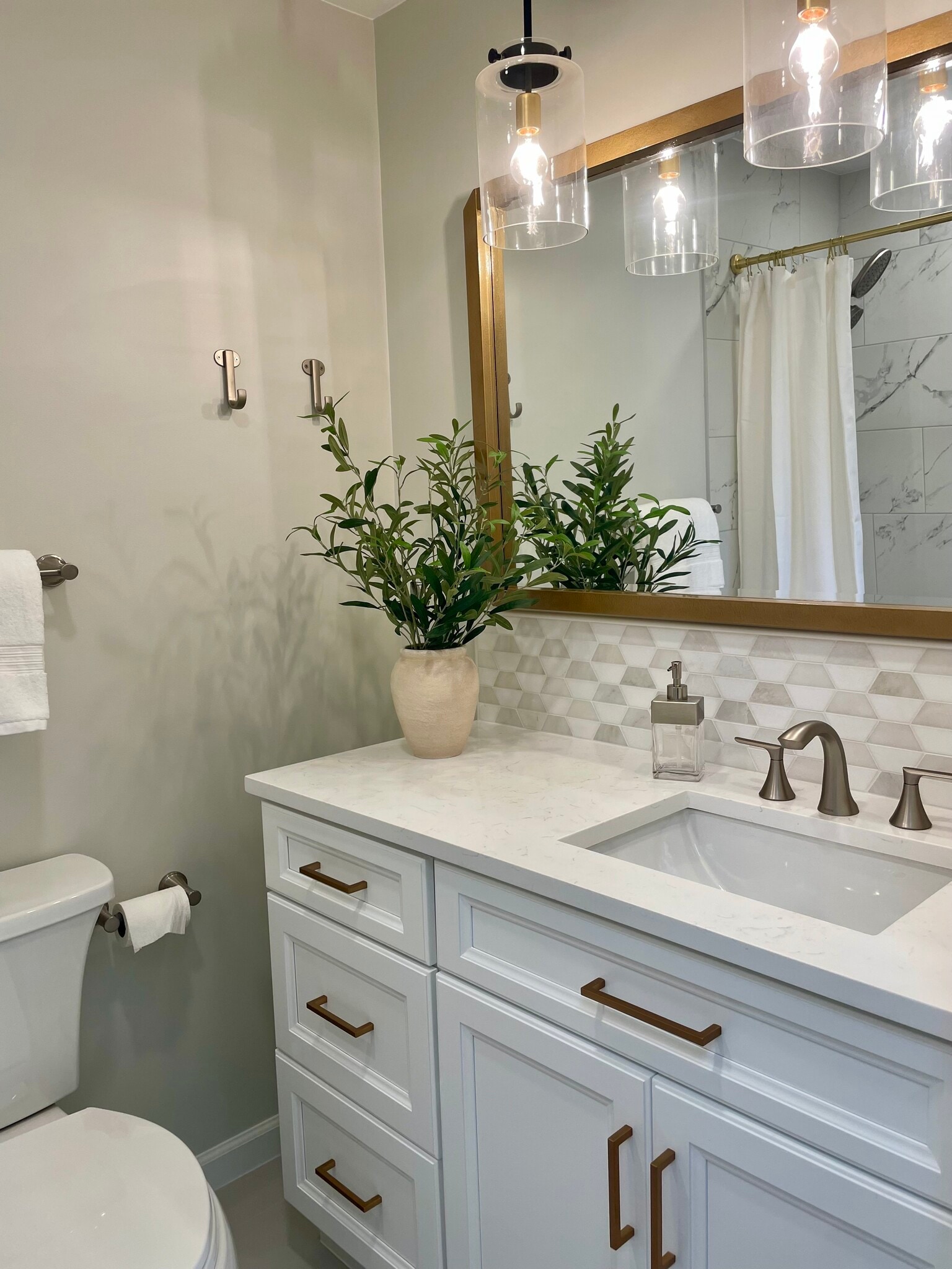 2nd Bathroom (Upstairs) - 16180 Apple Ln