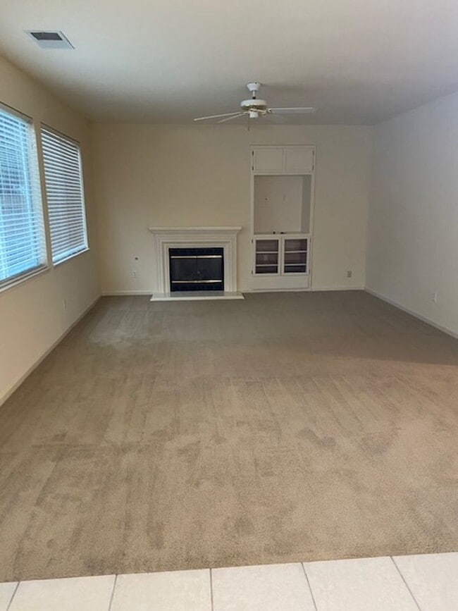 Building Photo - Rare Find! 5 bedroom spacious family home in a gated community Roseville.