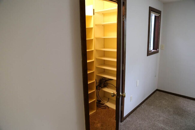 Building Photo - 4 bed 3 bath home, Lease through June 2026