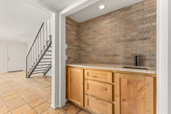 Building Photo - 166 Elizabeth Rd