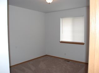 Building Photo - 4 bed 2 bath multi-level in Central CDA ( new carpet)