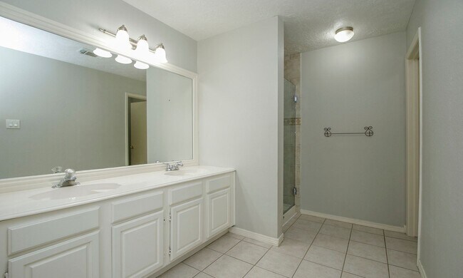 Building Photo - 4 Bedroom 2 Bathroom Cypress Home with Fireplace and Fenced Backyard