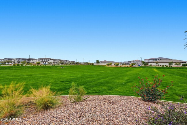 Building Photo - 932 W Macaw Dr