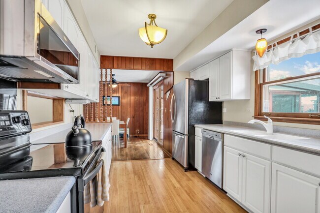 Building Photo - 826 Crestfield Ave