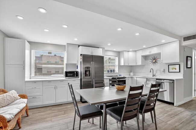 Building Photo - 360 Flanders Dr