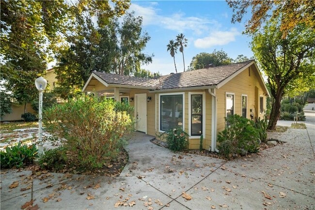 Building Photo - Tucked away behind gorgeous grand gates is this beautifully updated 3 bedroom 2 bath home