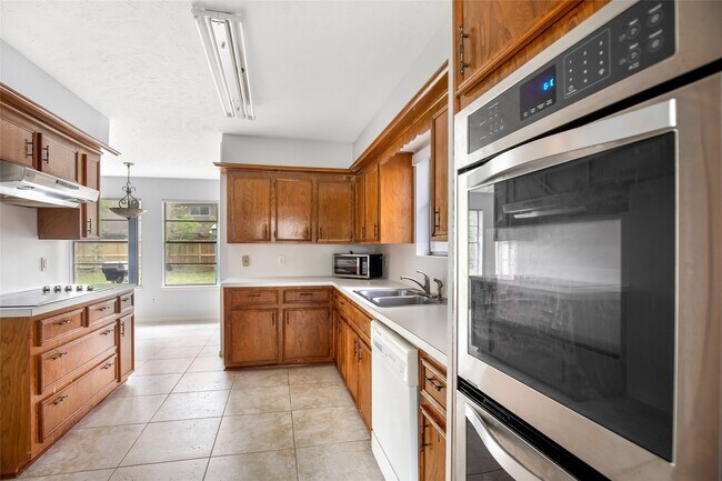 Building Photo - 2130 Lake Hills Dr