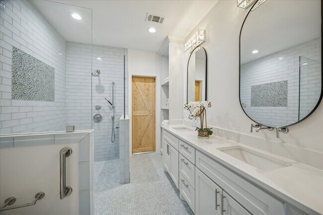 Building Photo - 515 E 9th St