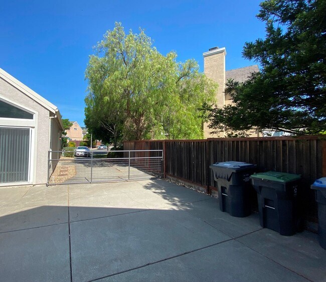 Building Photo - 566 Versailles Ln