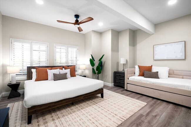 Building Photo - 5604 E Beverly Ln