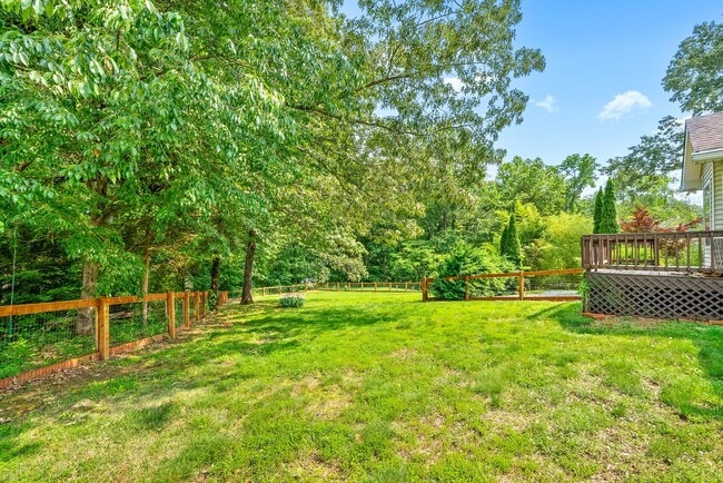 Building Photo - Pet Friendly Three Bedroom in Springfield!