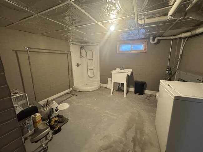 Building Photo - 634 4th Ave N