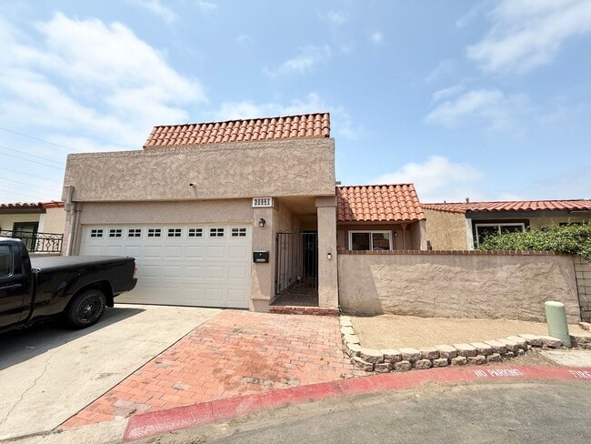 Primary Photo - PET FRIENDLY - Charming 4-Bedroom Home in ...