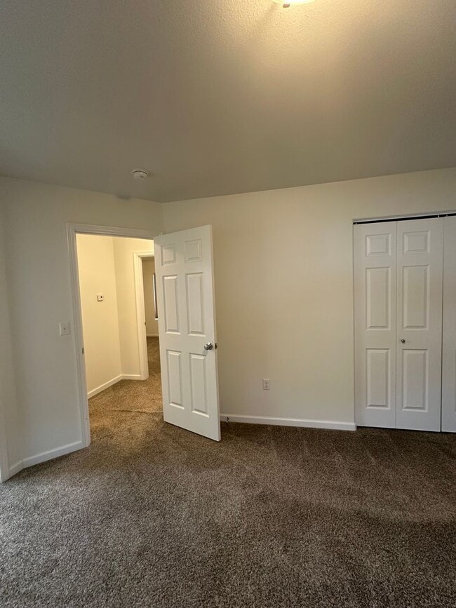 Building Photo - 2271-2271 S Valley Loop