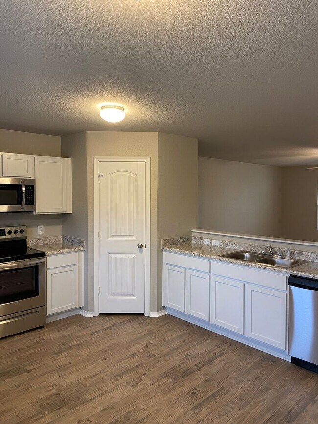 Building Photo - *Pre-leasing* Four Bedroom | Two Bath Home...