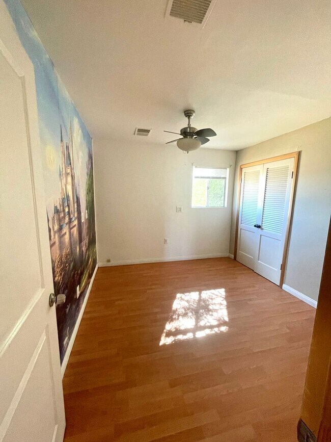 Building Photo - 3 Bedroom 2 Bathroom Home Near Town